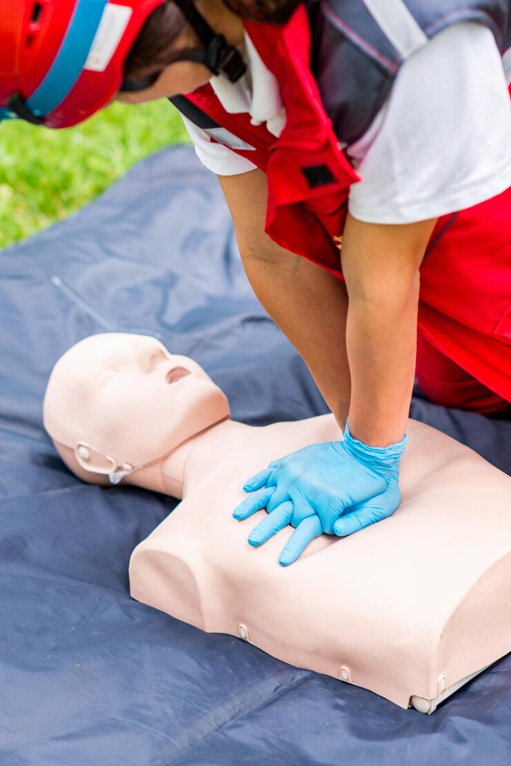 Life-Saving Emergency Response Courses, image of how to peform chest compressions